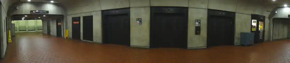 Aufzugsvorraum in ruhigen Farben